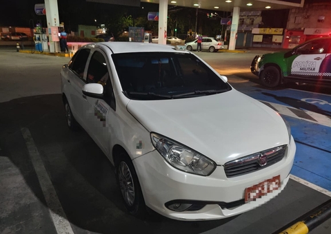 Motorista se joga de carro em movimento para escapar de assaltante em Manaus