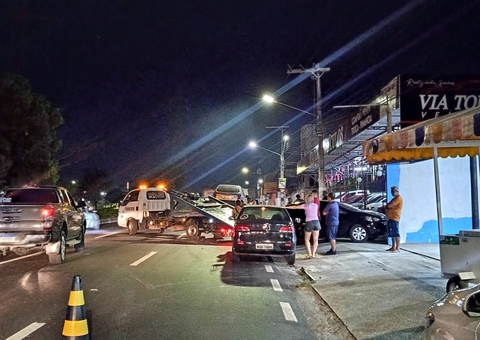 Carro rodopia em avenida após violenta colisão em Manaus