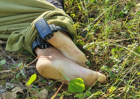 Mulher é achada morta com mãos amarradas e 2 tornozeleiras eletrônicas em Manaus