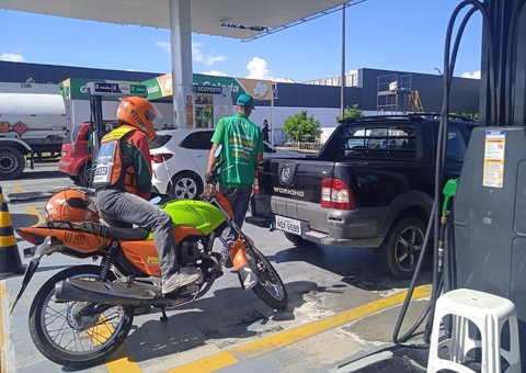 Lula assina MP que prorroga isenção de imposto sobre gasolina e diesel
