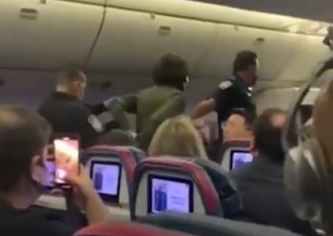 Brasileiro agride comissária em voo para Nova York e avião faz pouso não programado; vídeo