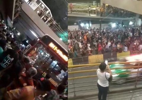Passageiros causam tumulto e quebram ônibus após atraso em terminal de Manaus; vídeos