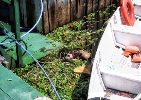 Moradores encontram corpo de homem boiando no meio do rio em Manaus