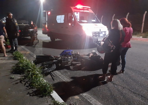 Motociclistas são arremessados em avenida durante grave acidente em Manaus