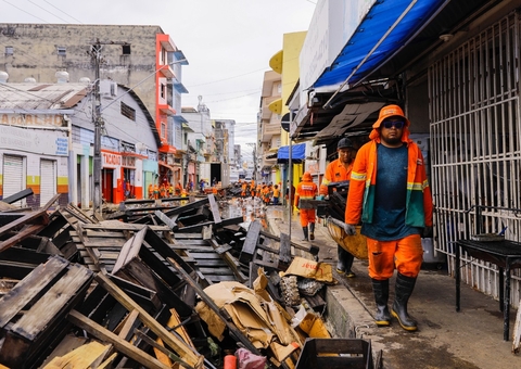 Afetada pela cheia, Rua dos Barés passa por limpeza e desinfecção em Manaus