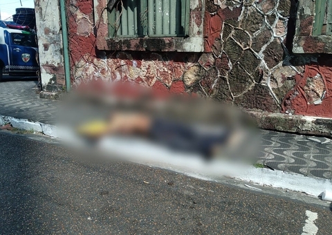 Corpo de homem é arremessado de carro no Centro de Manaus