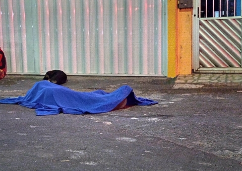 Homem cai morto no meio da rua após ser baleado por criminosos em carro em Manaus 