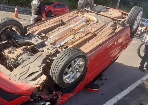 Carro com criança dentro capota em acidente em avenida de Manaus 