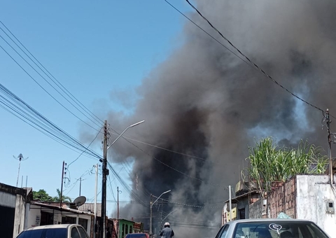Incêndio deixa populares em pânico em Manaus; veja vídeos