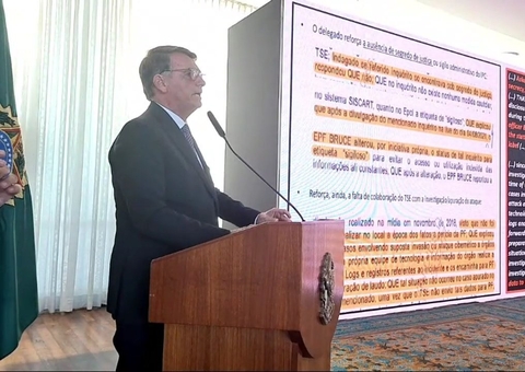 Bolsonaro volta a atacar urna e STF em reunião com embaixadores