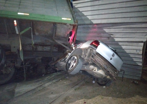 Carreta tomba, esmaga carro e deixa rua interditada durante acidente em Manaus