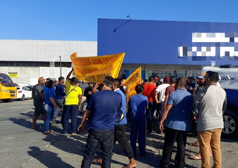 Motoristas de 'Amarelinhos' protestam por melhoras em sistema de bilhetagem em Manaus