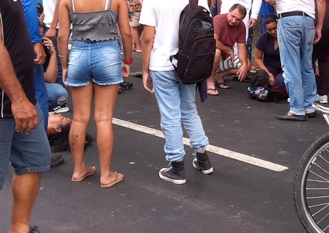 Mãe e filho são atropelados na frente de escola infantil em Manaus