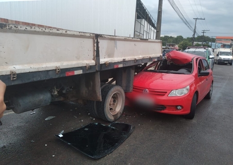 Carro fica destruído durante acidente e quatro ficam feridos em Manaus