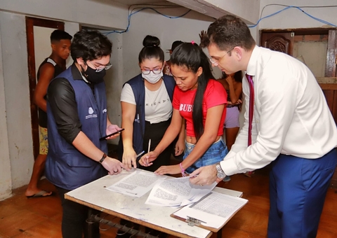 Venezuelanos recebem assistência antes de desocupação de prédio no Centro de Manaus