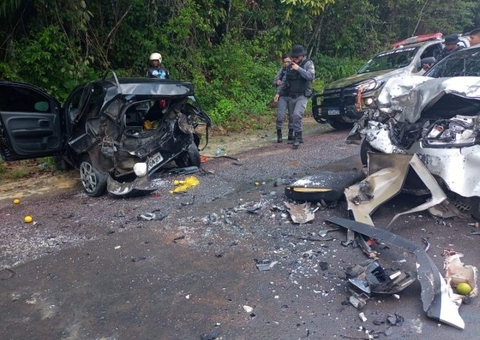 Carros batem de frente e deixam feridos em grave acidente na AM-010