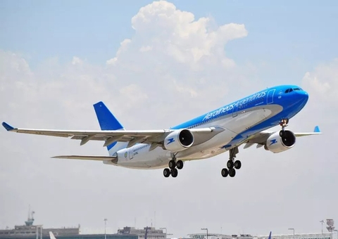 Avião com 178 pessoas faz pouso de emergência após alerta de bomba 