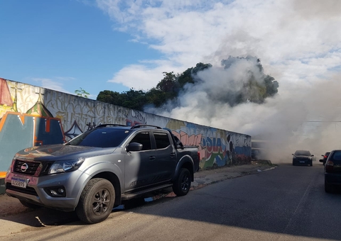 Vídeo: Incêndio em terreno baldio assusta moradores em rua de Manaus