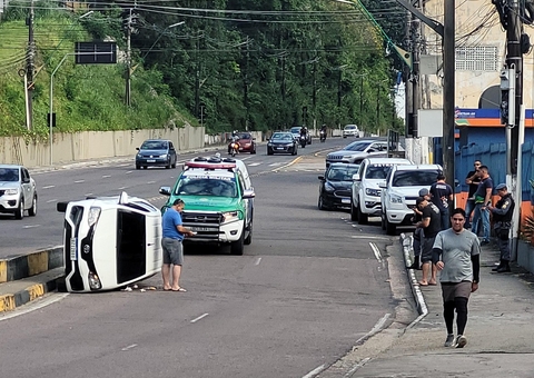 Acidente em viaduto termina com carro tombado na frente do Detran em Manaus