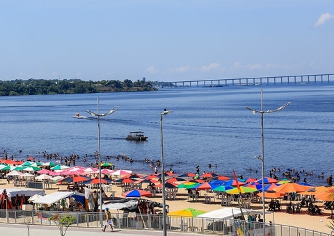 Embarcações devem manter distância de banhistas na praia da Ponta Negra 