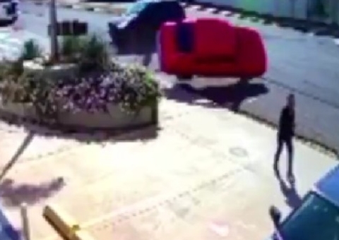 Nasceu de novo: Homem escapa de ser esmagado por carro; Vídeo 