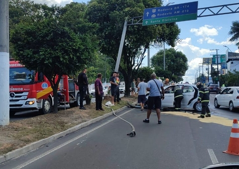 Mulher fica presa às ferragens após acidente em avenida de Manaus  