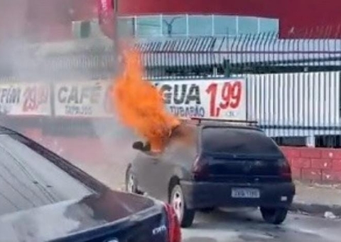 Carro pega fogo na frente de supermercado e assusta condutores em Manaus; vídeos
