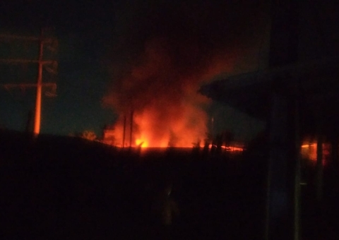 13 famílias ficam desabrigadas após incêndio devastar casas em Manaus