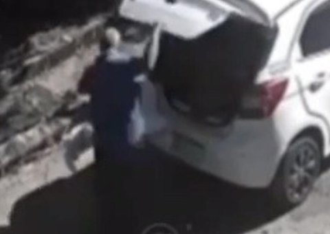 Homem joga cachorro vivo dentro de saco amarrado em rua de Manaus; vídeo