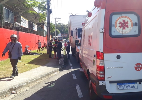 Mulher é reanimada no meio de avenida após acidente entre moto e caminhão em Manaus 