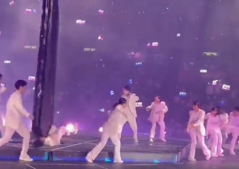 Vídeo chocante: Telão desaba e esmaga dançarino durante show