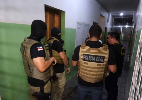 Homem é preso com espingarda dentro de quarto de pousada em Manaus 