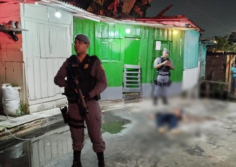 Dupla em motocicleta mata catador de latinha no meio da rua em Manaus