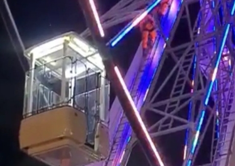 Roda-gigante de 36 metros trava e deixa visitantes presos; Vídeo