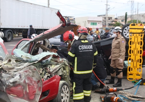 Acidente gravíssimo deixa 4 pessoas feridas em avenida de Manaus