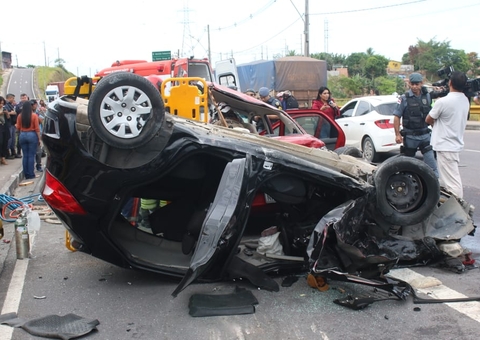 Motorista é arremessado e carros ficam destruídos em grave acidente na Avenida das Flores