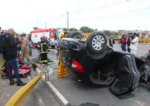 Morre motorista arremessado de carro em acidente gravíssimo na Av. das Flores