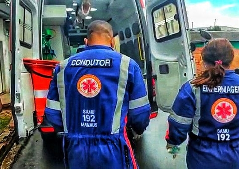 Aos gritos, homem invade casa após ser baleado por criminosos em Manaus
