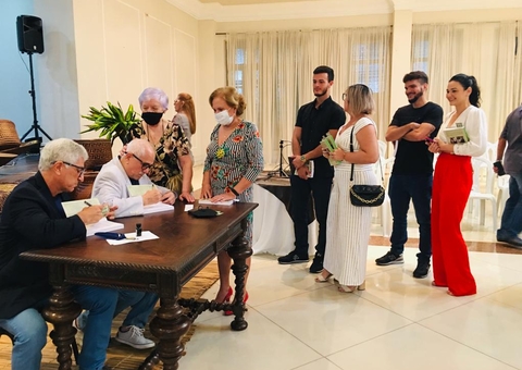 Noite de autógrafos marca lançamento do livro 'O Porão da Casa 380'