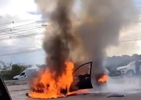 Carro fica destruído após pegar fogo em avenida de Manaus; vídeo