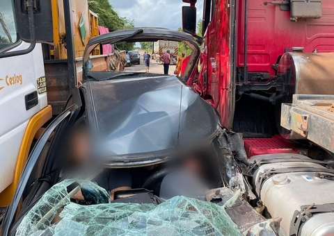 Vídeos: Carro é prensado entre carretas e vítimas ficam presas às ferragens na BR-174