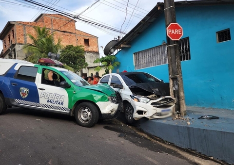 Criminosos atropelam entregador e batem carro em poste durante perseguição em Manaus