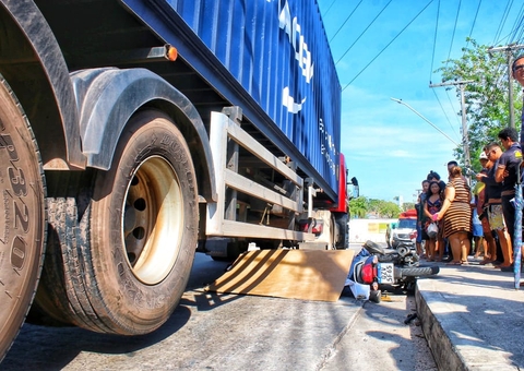 Motociclista de aplicativo morre ao tentar ultrapassar carreta em Manaus