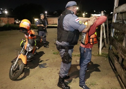 Operação da PM prende 3 pessoas, apreende armas e carro roubado em Manaus 