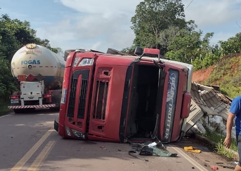Carreta carregada de fardos de açúcar tomba na BR-174; Veja fotos