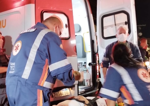 Roda de ônibus passa por cima da perna de vítima em acidente com moto em Manaus