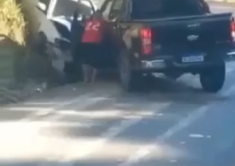 Vídeo: Acidente entre carros deixa uma pessoa ferida na BR-174