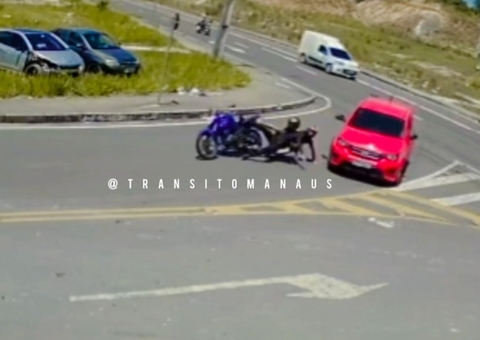 Vídeo: Carro atinge moto e ocupantes são arremessados em avenida de Manaus 