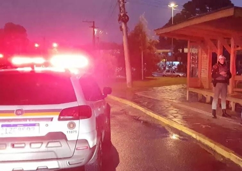Pedreiro quebra parada após ônibus demorar para passar