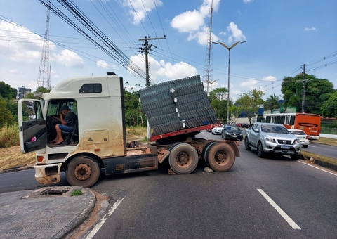 Carreta não consegue fazer curva e trava trânsito em avenida de Manaus